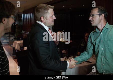 28. August 2016 - Novi Sad, Serbien - VIT JEDLICKA Gruß Mitglieder, Teilnehmer und Fans der Fernbusse in Novi Sad, Serbien am 26. August. Die freie Republik Fernbusse ist eine selbsternannte Micronation Inanspruchnahme eines Grundstücks umstrittenen am westlichen Ufer der Donau, zwischen Kroatien und Serbien. (Kredit-Bild: © David Tesinsky über ZUMA Draht) Stockfoto