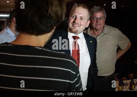 28. August 2016 - Novi Sad, Serbien - VIT JEDLICKA Gruß Mitglieder, Teilnehmer und Fans der Fernbusse in Novi Sad, Serbien am 26. August. Die freie Republik Fernbusse ist eine selbsternannte Micronation Inanspruchnahme eines Grundstücks umstrittenen am westlichen Ufer der Donau, zwischen Kroatien und Serbien. (Kredit-Bild: © David Tesinsky über ZUMA Draht) Stockfoto