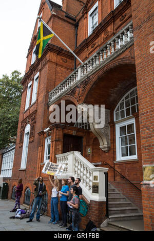 London, UK. 6. September 2016. Aktivisten aus Bewegung für Gerechtigkeit protestieren außerhalb der jamaikanischen High Commission gegen Massendeportation Charterflüge und insbesondere ein Abschiebung Flug nach Jamaika für 7. September geplant, die erste bekannte Deportation-Charta werden, Flug nach Jamaika aus dem Vereinigten Königreich seit 6. November 2014. Bildnachweis: Mark Kerrison/Alamy Live-Nachrichten Stockfoto