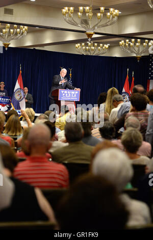 Chesterfield, MO, USA – 6. September 2016: Republikanische Vize-Präsidentschaftskandidatin spricht Indiana Gouverneur Mike Pence Anhängern zu einer Kundgebung in Chesterfield, Missouri. Bildnachweis: Gino's Premium Bilder/Alamy Live-Nachrichten Stockfoto