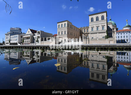 Potsdam, Deutschland. 06. Sep, 2016. Die zukünftigen Kunstmuseum Palais Barberini (R) spiegelt sich mit anderen Gebäuden in der alten Fahrt in Potsdam, Deutschland, 6. September 2016. Foto: RALF HIRSCHBERGER/Dpa/Alamy Live News Stockfoto