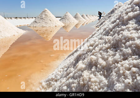 Zhangye, Zhangye, China. 7. Sep, 2016. Zhangye, CHINA-? 6. September 2016:? (REDAKTION? VERWENDEN SIE? NUR.? CHINA? RAUS) ein Salz Pfanne Arbeiter in die Gaotai Salz Verdampfung-Teich in Gaotai County, Zhangye, nordöstlichen ChinaÂ¡Â¯s der Provinz Gansu auf 6. September 2016. Die Gaotai Salt Pond ist die Basis, die wichtigsten Materialien für Unternehmen der chemischen Industrie in der Provinz Gansu. © SIPA Asien/ZUMA Draht/Alamy Live-Nachrichten Stockfoto