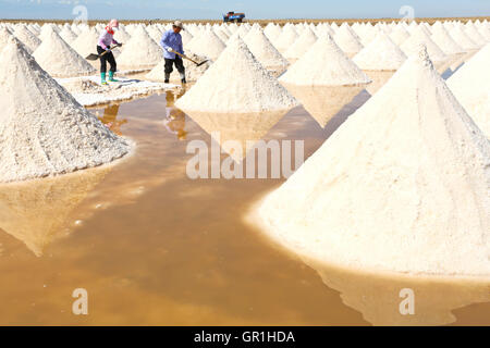 Zhangye, Zhangye, China. 7. Sep, 2016. Zhangye, CHINA - 6. September 2016: (nur zur redaktionellen Verwendung. CHINA aus) Salzpfanne Arbeiter in die Gaotai Salz Verdampfung-Teich in Gaotai County, Zhangye, nordöstlichen ChinaÂ¡Â¯s der Provinz Gansu am 6. September 2016. Die Gaotai Salt Pond ist die Basis, die wichtigsten Materialien für Unternehmen der chemischen Industrie in der Provinz Gansu. © SIPA Asien/ZUMA Draht/Alamy Live-Nachrichten Stockfoto