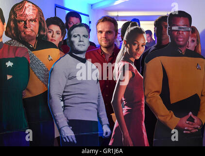 TV-Journalist und Synchronisation Schauspieler Benjamin Stoewe stehenden Figuren aus der Star Trek Serie in seinem Privatmuseum Star Trek "Raumschiff Eberswalde" in Eberswalde, Deutschland, 6. September 2016. Die erste Episode der Science-Fiction-Serie Star Trek lief am 8. September 1966. Die vielleicht kleinste Star Trek-Museum in Eberweswalde 17,01 qm - inspiriert durch die Registrierungsnummer des Raumschiffs Enterprise, NCC-1701 entnehmen. Die Ausstellung besteht aus originalen Objekten aus der Serie, Kostüme, Masken und Modelle aus der Geschichte von Star Trek. 1701-Museum wird derzeit erweitert und Stockfoto