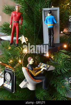 Smal Star Trek Actionfiguren als Weihnachtsdekoration verwendet können das Privatmuseum Star Trek "Raumschiff Eberswalde" der TV-Journalist und Synchronsprecher Schauspieler Benjamin Stoewe in Eberswalde, Deutschland, 6. September 2016 eingesehen werden. Die erste Episode der Science-Fiction-Serie Star Trek lief am 8. September 1966. Die vielleicht kleinste Star Trek-Museum in Eberweswalde 17,01 qm - inspiriert durch die Registrierungsnummer des Raumschiffs Enterprise, NCC-1701 entnehmen. Die Ausstellung besteht aus originalen Objekten aus der Serie, Kostüme, Masken und Modelle aus der Geschichte von Star Trek. 1701-Museum ich Stockfoto