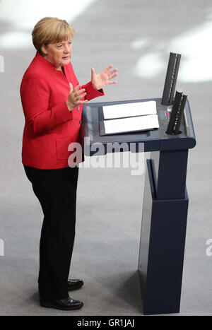 Berlin, Deutschland. 7. Sep, 2016. Bundeskanzlerin Angela Merkel (CDU) anlässlich des Bundestages in Berlin, Deutschland, 7. September 2016. Das Parlament geht die Debatte über den Haushalt 2017. Foto: MICHAEL KAPPELER/Dpa/Alamy Live News Stockfoto