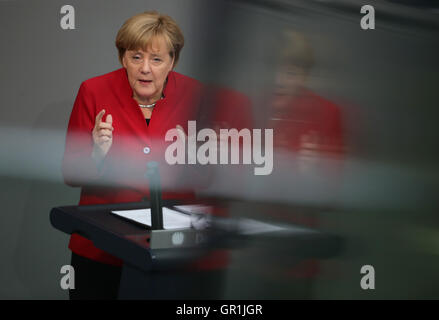 Berlin, Deutschland. 7. Sep, 2016. Bundeskanzlerin Angela Merkel (CDU) anlässlich des Bundestages in Berlin, Deutschland, 7. September 2016. Das Parlament geht die Debatte über den Haushalt 2017. Foto: MICHAEL KAPPELER/Dpa/Alamy Live News Stockfoto