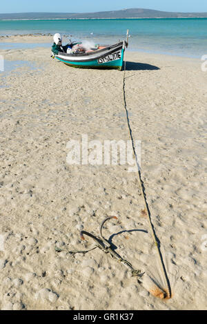 Angelboot/Fischerboot mit Anker bei Ebbe am Strand, Churchhaven, West Coast National Park, Südafrika Stockfoto