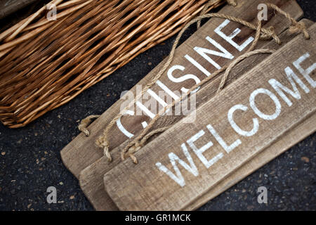 Welcom und Küche Zeichen auf Holzbrett auf einem Flohmarkt Stockfoto