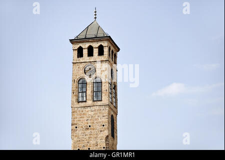 Der alte Glockenturm von Sarajevo ist der einzige Uhrturm der Welt, die lunar Zeit hält Stockfoto