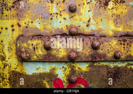 Rusty korrodiert Details auf lackierten Türen aus Stahl Stockfoto