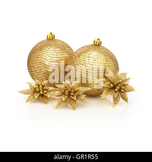Goldene Kugeln Weihnachten noch Leben. Zwei Goldene Kugeln und glitzernden Blumen vor weißem Hintergrund und weiche Reflexion. Clipping Stockfoto