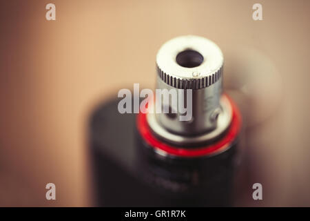 Moderne Vaporizer Boxmod e-Cig Gerät, Kanthal Clapton Spule Tropf. Gute Möglichkeit, Zigarette rauchen Nikotin zu beenden und zur Verbesserung der Gesundheit. Makro schließen Sie keine Modelle Stockfoto