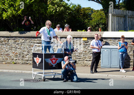 Zeitnehmer und Starter am Anfang 2016 Classic Superbike TT Rennen Stockfoto