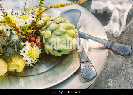 Bild der rustikale Tischdekoration für Gartenparty. Jahrgang abgeschwächt. Stockfoto