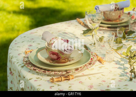 Bild der Tabelle Einstellung für Gartenparty oder Hochzeit. Stockfoto