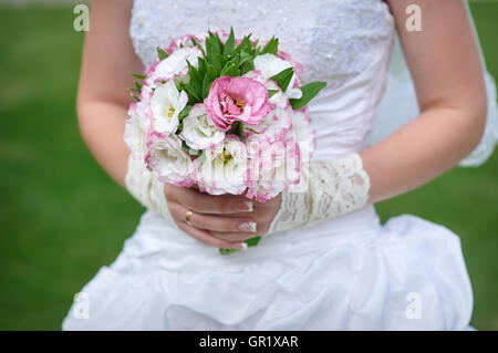 Hochzeit Blumen Rosen in Händen der Braut Stockfoto