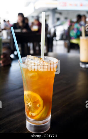 Zitrone Eistee auf einem Tisch im Restaurant. Stockfoto