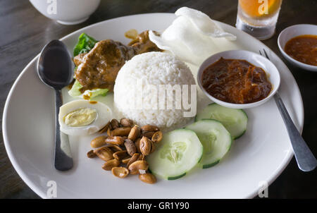 Nasi Lemak im Restaurant, berühmte Malaysia Gericht serviert. Stockfoto