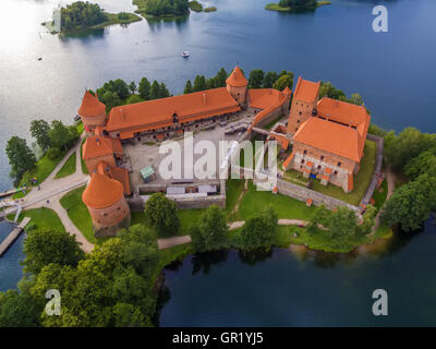 Trakai, Litauen: UAV Top Luftaufnahme, flach lag der Insel Burg in den Sonnenuntergang. Historische Residenz im Kapital Stadt von Grand D