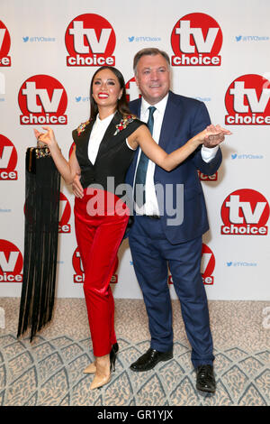 Ed Kugeln und Katya Jones Ankunft für den TV Choice Awards 2016 statt im The Dorchester Hotel, Park Lane, London. PRESSEVERBAND Foto. Bild Datum: Montag, 5. September 2016. Vgl. PA Geschichte SHOWBIZ TVChoice. Bildnachweis sollte lauten: Daniel Leal-Olivas/PA Wire Stockfoto