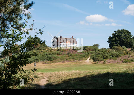 Die greensand Weg lange Strecke Fußweg über den Golfplatz in Reigate Heide, Reigate, Surrey mit der Mühle hinter dem Klubhaus sichtbar Stockfoto