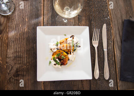 Abendessen am rustikalen Holztisch Stockfoto