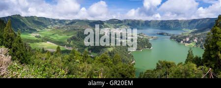 Sete Cidades Seen Caldeiras und Tal. Eine breite detaillierte Panorama der Stadt von Sete Cidades, Lagoa Azul Verde Stockfoto