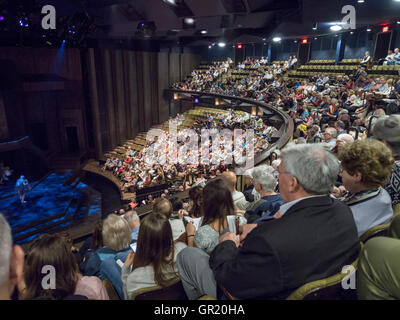 Im Inneren das Festspielhaus. Publikum und Bühne als eine Shakespeare-Aufführung beginnt am Stratford Festival theatre Stockfoto