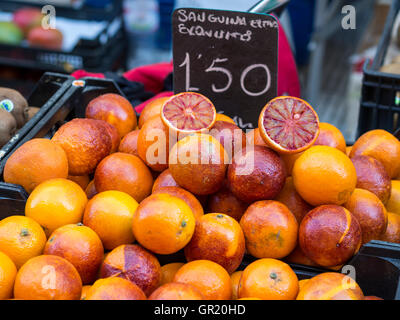 Sanguinelli Blutorangen in einem Markt zu verkaufen. Eine Anzeige von Blutorangen mit einem Schnitt in einem Girona-Markt. Stockfoto