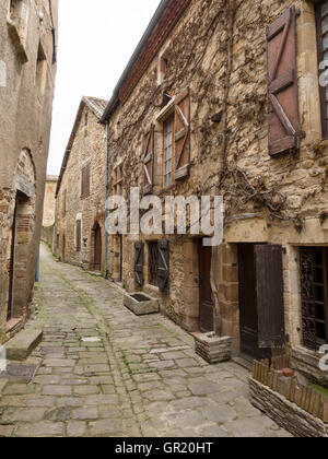 Straße in einem Bergdorf restauriert. Alte Steinhäuser Linie eine schmale Gasse im historischen Cordes Sur Ciel. Stockfoto