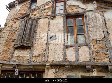 Fassade eines alten Hauses in grobe Form. Ein Haus reif für Restaurierung und Erneuerung. Ein altes Fachwerkhaus Stockfoto
