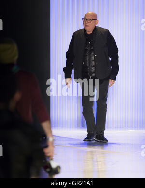 New York City, USA - 13. Februar 2016: Designer Max Azria überwachen die Generalprobe für die Modenschau von Herve Leger Herbst 2016 Stockfoto