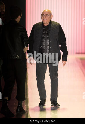 New York City, USA - 13. Februar 2016: Designer Max Azria überwachen die Generalprobe für die Modenschau von Herve Leger Herbst 2016 Stockfoto