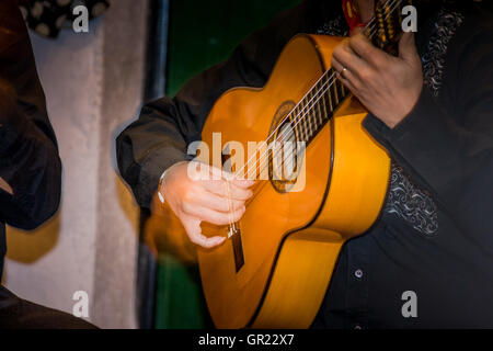 Granada, Spanien - Mann 24. März 2008 - der spanischen Gitarre im Albaicin, Granada, Spanien Stockfoto