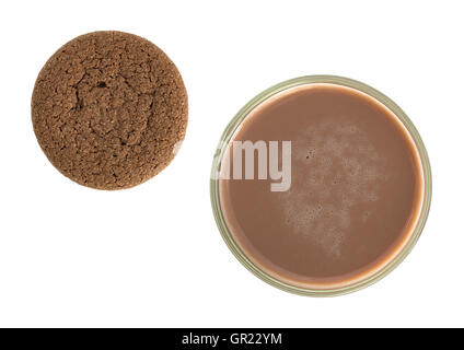 Draufsicht auf ein Glas Schokolade Milch mit einem Cookie auf die Seite auf einem weißen Hintergrund. Stockfoto