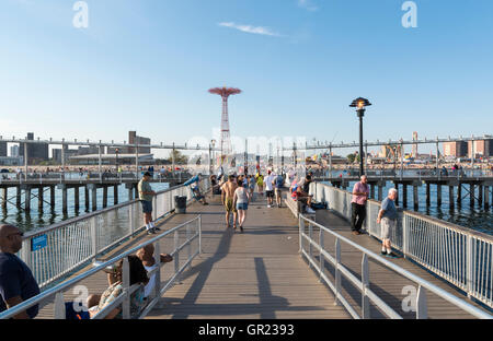 Hindernislauf Holzsteg am Strand von Coney Island und Boardwalk, New York Stockfoto