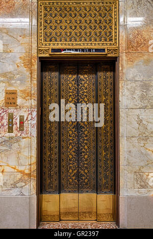 Aufzugstür von Cartier im Inneren der Lobby im denkmalgeschützten Woolworth Building, New York entworfen. Stockfoto