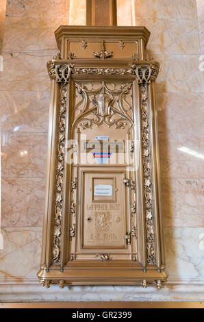 Reich verzierte gold Metall Post Briefkasten im Inneren der Lobby im denkmalgeschützten Woolworth Building, New York. Stockfoto