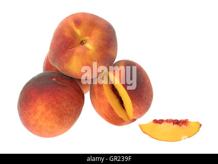 Eine Gruppe von ganzen Nektarinen mit einer Scheibe aus einer Frucht, die isoliert auf einem weißen Hintergrund entfernt. Stockfoto