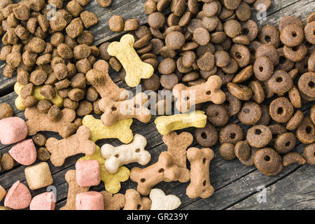 Verschiedene Hundefutter. Ansicht von oben. Stockfoto