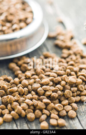 Trockenfutter für Hunde oder Katzen auf alten Holztisch. Stockfoto
