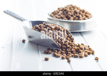 Trockenfutter für Hunde oder Katzen in Kugel. Stockfoto