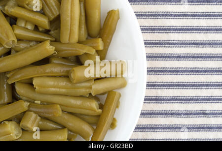 Enge Draufsicht einer Portion Bio schneiden Sie grüne Bohnen auf eine gestreifte Tischdecke. Stockfoto