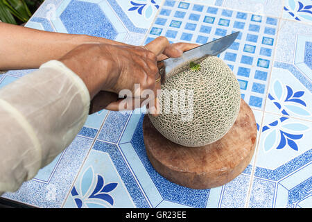 Melone auf dem Tisch oder Melone Salat. Scheiben Melone auf einem Tisch. Stockfoto