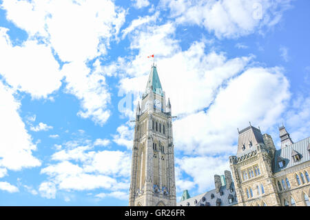 Der Center-Block und der Peace Tower in Parliament Hill in Ottawa, Kanada. Stockfoto