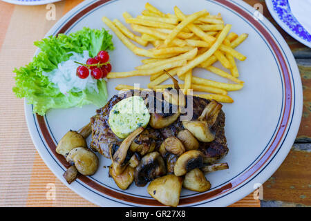 Leckeres Steak und Pommes frites aßen in Iserlohn, Deutschland Stockfoto