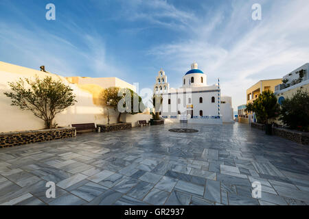 Wichtigsten weißen blauen orthodoxe Kirche der Panagia Platsani, in das Dorf Oia. Santorini. Stockfoto