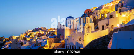 Panoramablick über Dorf Oia in der Nacht, Santorini, Griechenland. Stockfoto