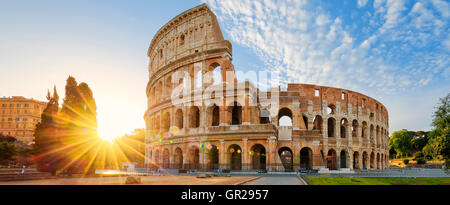 Panorama Ansicht des Kolosseums in Rom und morgen Sonne, Italien, Europa.